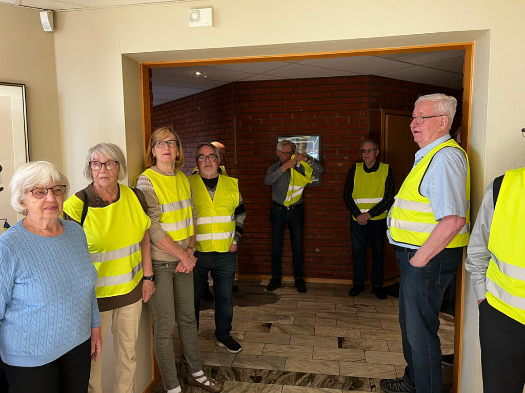 Bild på besökare i gula västar