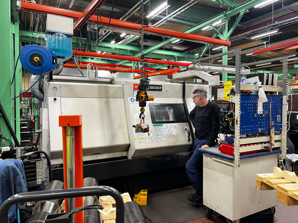 Bild på maskin under bearbetning hos Stacke hydraulik