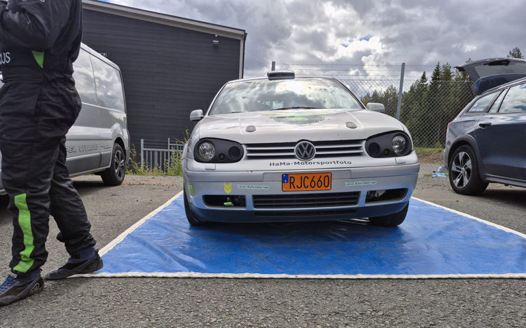 Bild på en trasig rallybild.