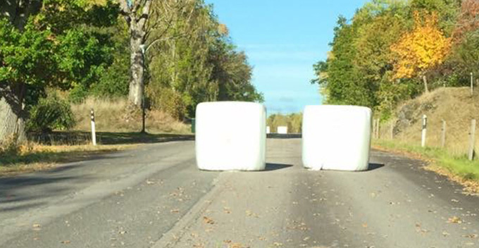 Höbalar på vägen oroar bilister