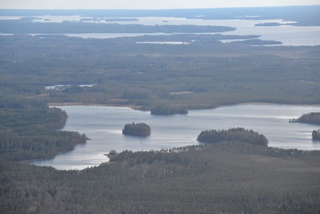 Fortsatt brandflyg över delar av länet