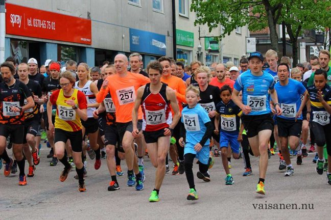 Bildspel från fest i stan…