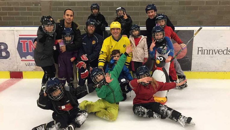 Flyktingbarn på besök hos Värnamo Hockey