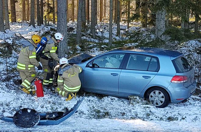 Personbil in i träd