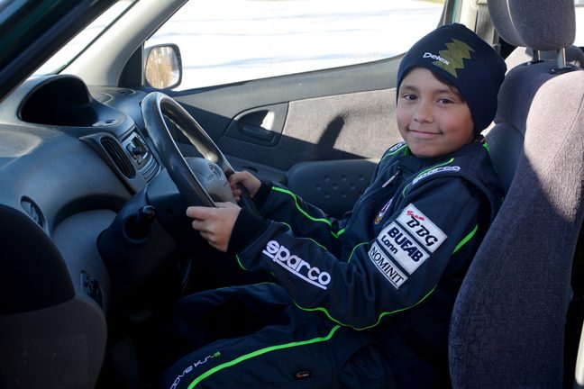 11-åring gör tävlingsdebut i riktig bil