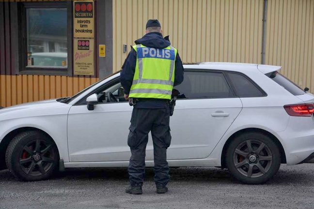 Drogpåverkad greps med vapen