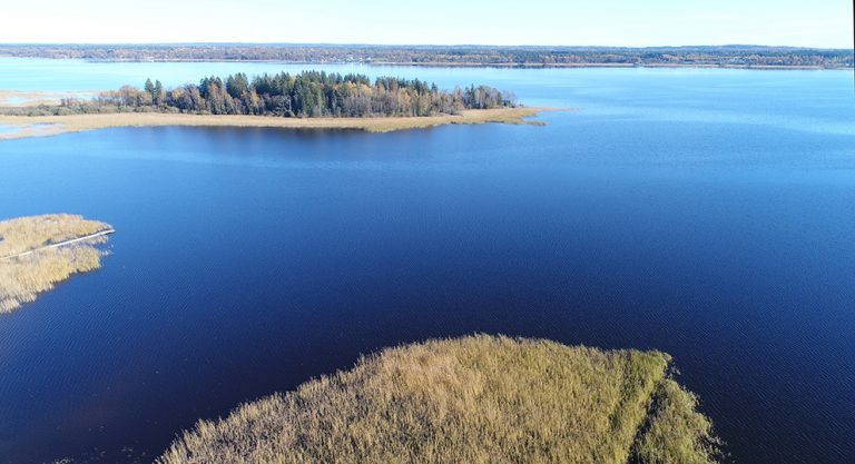 Båt välte – tre till sjukhus