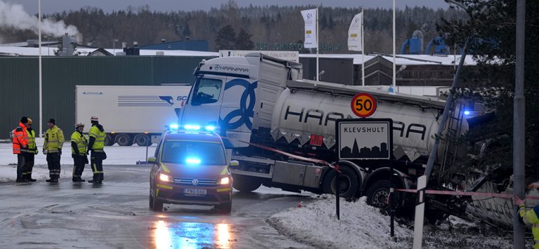 Trafikolycka med farligt gods i Klevshult