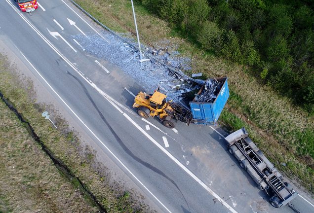 Bildextra: Lastbil tappade 20 tons container