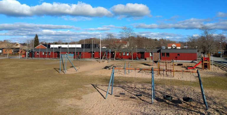Oro kring skolan i Tånnö