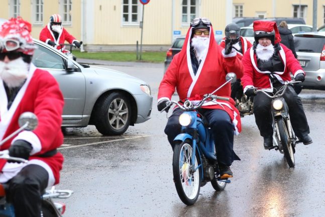 Tomtar på mopeder till Apladalen