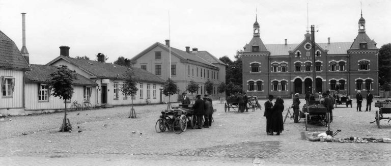 Del 1 om Värnamo 100 år: Kyrktorget runt 1930-talet