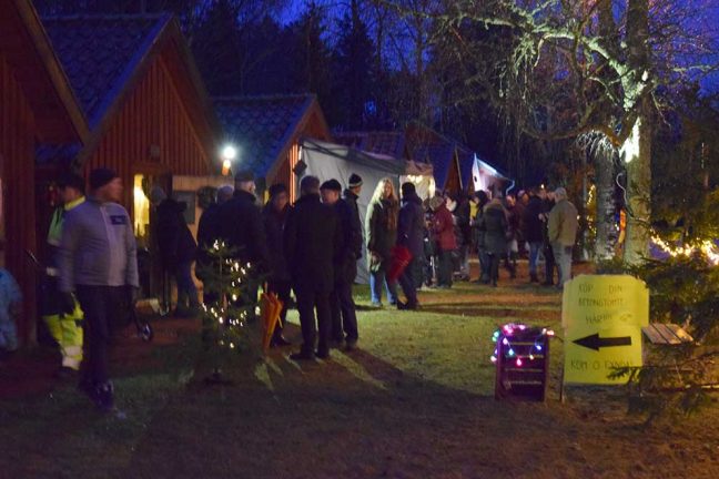 Tusentals besökte premiärjulmarknaden