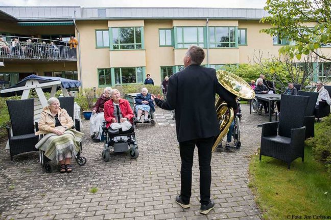 Bildextra: Spelade vid äldreboende