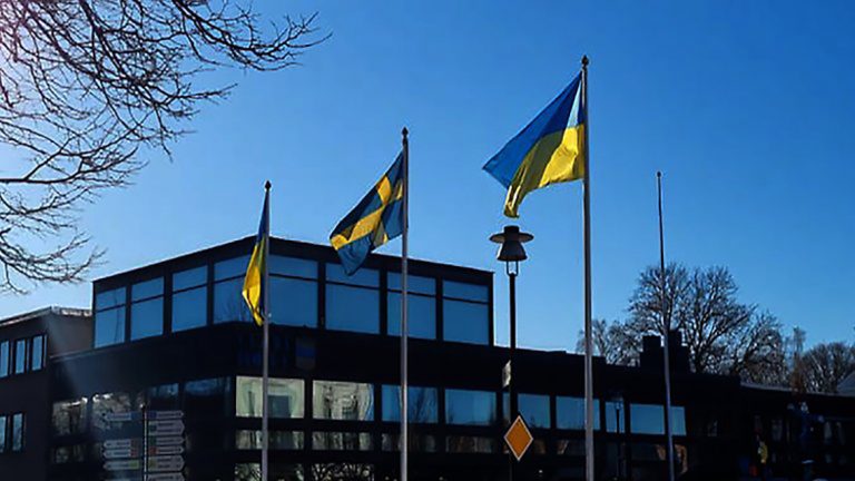 Ukrainska flaggan hissad i dag vid stadshuset
