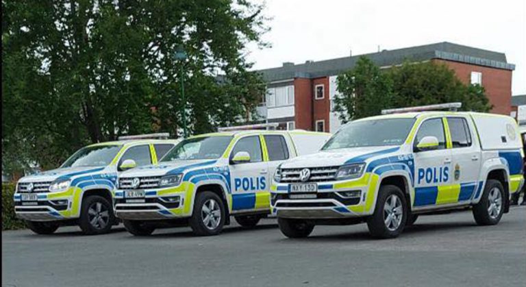 Många poliser vid ”Röda gården” i Värnamo i kväll