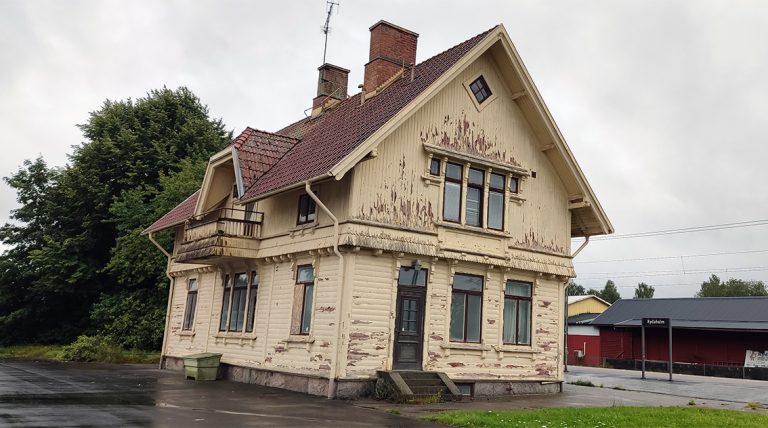 Förfallet stationshus under lupp