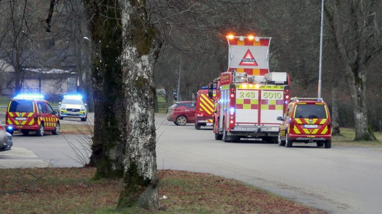 Personbil körde in i stolpe