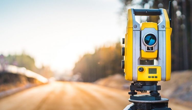 Mätarbete på trafikerad väg