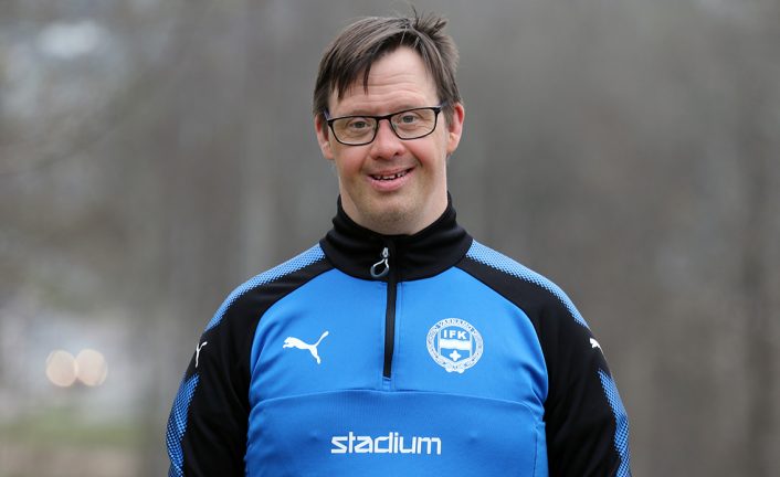 Glädjespridaren Johan står upp för människor med funktionsvariationer