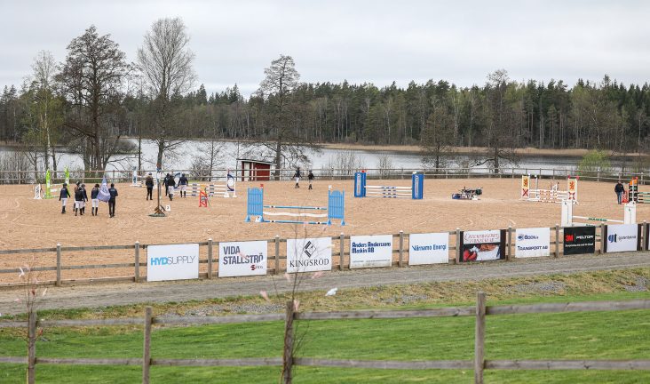 Säsongspremiär i hästhoppning på sjöbanan i Sörsjö