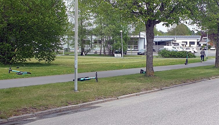 Slängda elsparkcyklar väcker känslor
