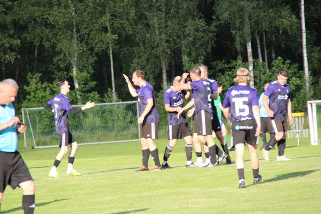 Kärda i storform ångar på