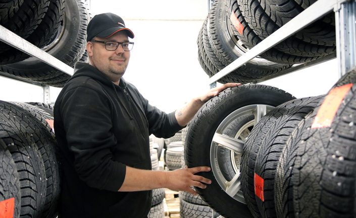 Andreas håller bilen rullande