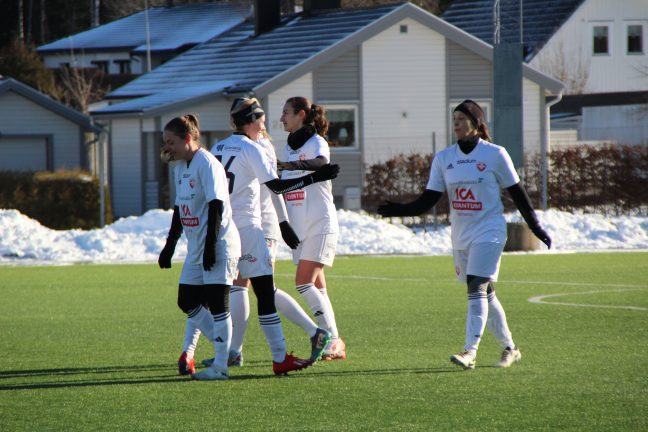 Bildextra: Södras damer imponerade i uppstarten